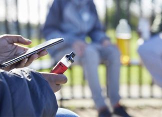 학생들 전자담배를 막기 위한 NSW 정부 조치 The NSW government has committed $6.8m to help young children quit vaping, and crack down on the sale of illegal vapes. Picture iStock