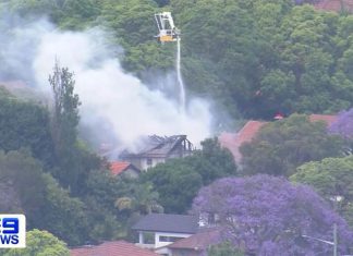 시드니, 화재로 집이 소실되고 1명 사망 A body has been found inside a two-storey home which was destroyed by large fire. (Nine)