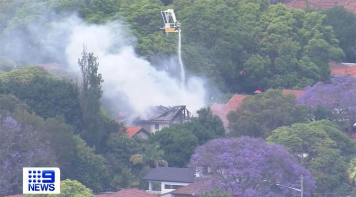 시드니, 화재로 집이 소실되고 1명 사망 A body has been found inside a two-storey home which was destroyed by large fire. (Nine)