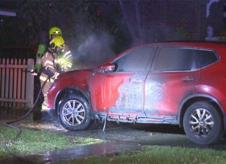 콩코드웨스트, 10대 2명이 칼로 공격한 것으로 추정 A car was set alight in western Sydney overnight. (9News)