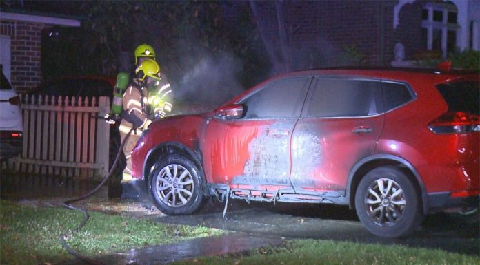콩코드웨스트, 10대 2명이 칼로 공격한 것으로 추정 A car was set alight in western Sydney overnight. (9News)
