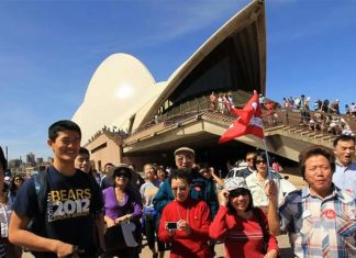 호주 총리 방중, 양국 경제활성 봇물 A group of Chinese tourists at the Sydney Opera House.CREDITTAMARA DEAN