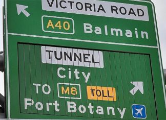 잘못된 교통 표지판으로 인해 27일 시드니 터널 교통 혼잡야기 A sign is confusing drivers into the city today after seemingly pointing to a non-existent toll at a new tunnel in Rozelle. (Today)