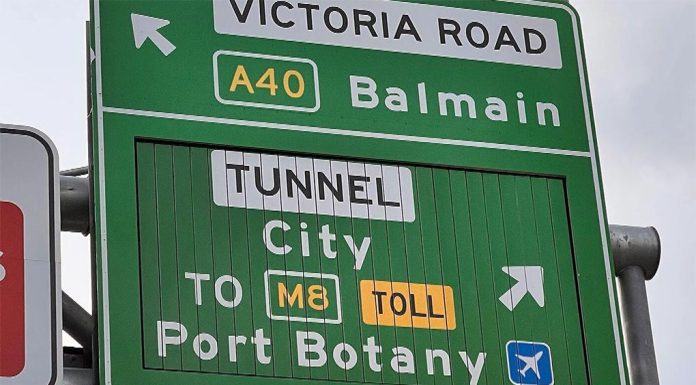 잘못된 교통 표지판으로 인해 27일 시드니 터널 교통 혼잡야기 A sign is confusing drivers into the city today after seemingly pointing to a non-existent toll at a new tunnel in Rozelle. (Today)