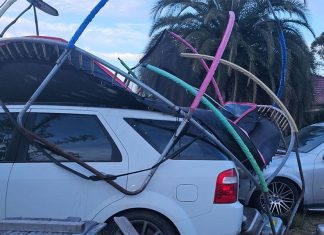 시드니 공항, 강풍으로 활주로 하나 폐쇄 An overturned trampoline was blown onto parked cars. (2GB)