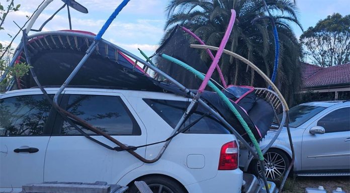 시드니 공항, 강풍으로 활주로 하나 폐쇄 An overturned trampoline was blown onto parked cars. (2GB)