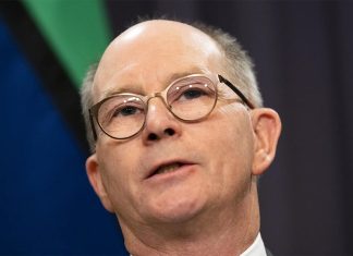 호주 8번째 코로나 물결 진행중이나 Chief Medical Officer Paul Kelly says Australia is now well protected by immunity built up through vaccinations and previous infections.CREDIT RHETT WYMAN