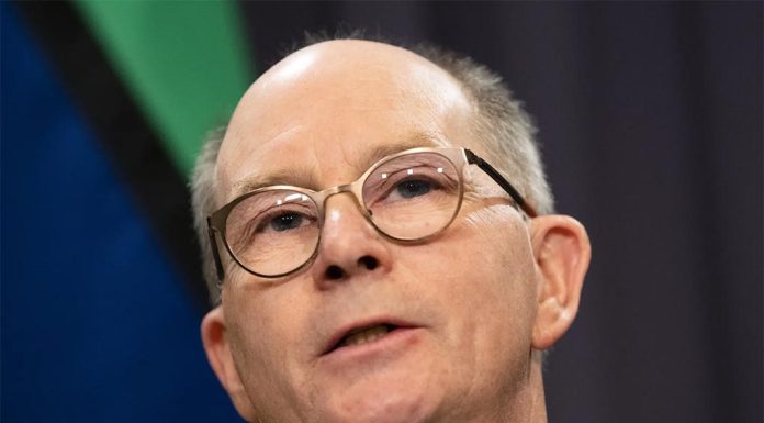 호주 8번째 코로나 물결 진행중이나 Chief Medical Officer Paul Kelly says Australia is now well protected by immunity built up through vaccinations and previous infections.CREDIT RHETT WYMAN