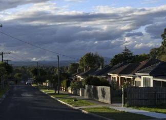 호주 대도시 월세 ‘천정부지’ House prices and building approvals are soaring in regional Victoria. CREDITPENNY STEPHENS