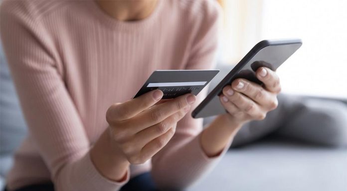호주 생활비 상승 속, 신용카드 사용자 수 늘어 More Australians are turning to credit cards to cope with the rising cost of living, new research has revealed. (Getty)