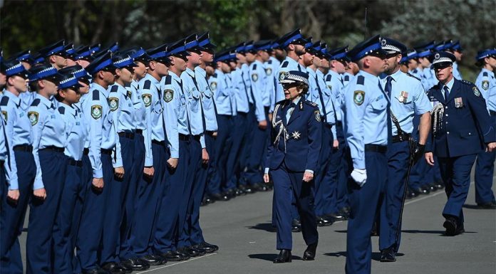 NSW 신임 경찰, 아카데미 교육 중에도 급여 받게 돼 NSW Police recruits will be paid a salary while training at the Goulbourn Police Academy, the state government has announced. (The Sydney Morning Herald)