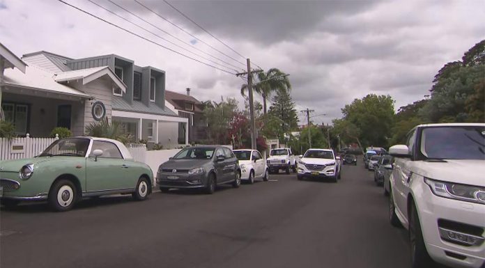 시드니 왓슨스 베이 거주자 전용 구역 주차, 불법으로 판결 One of Sydney's most exclusive suburbs is facing a parking overhaul. (Nine)