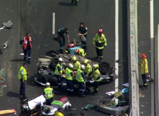 시드니의 M7 고속도로, 자동차와 트럭 충돌 One person has been taken to hospital in a stable condition after being freed from the car, NSW Police have confirmed. (Nine)
