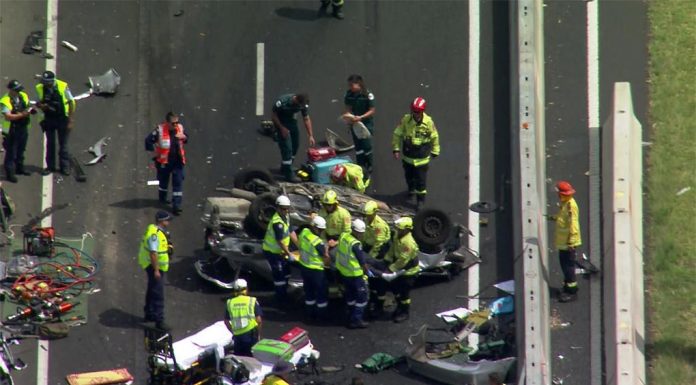 시드니의 M7 고속도로, 자동차와 트럭 충돌 One person has been taken to hospital in a stable condition after being freed from the car, NSW Police have confirmed. (Nine)