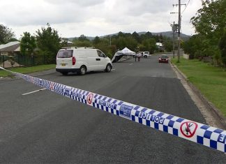 NSW 노스코스트, 한 남성 총기 난사 후 기소 Police at the scene where a man's body was found in Kendall.