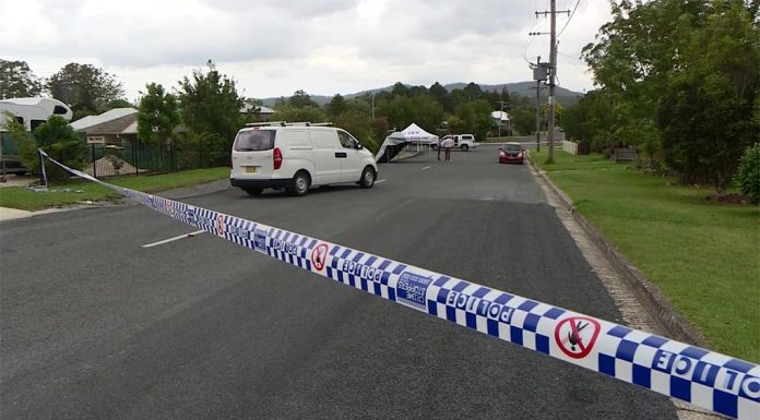 NSW 노스코스트, 한 남성 총기 난사 후 기소 Police at the scene where a man's body was found in Kendall.