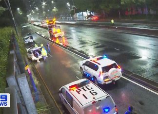 시드니, 10대 소년 차량절도 추격전으로 차량 30대 파손 Police attempted to stop an allegedly stolen Toyota Landcruiser at the intersection of South Dowling and Cleveland Street in the CDB at 11pm on Thursday after reports of dangerous driving on Oxford and Young Street. (Nine)