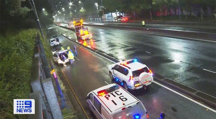 시드니, 10대 소년 차량절도 추격전으로 차량 30대 파손 Police attempted to stop an allegedly stolen Toyota Landcruiser at the intersection of South Dowling and Cleveland Street in the CDB at 11pm on Thursday after reports of dangerous driving on Oxford and Young Street. (Nine)