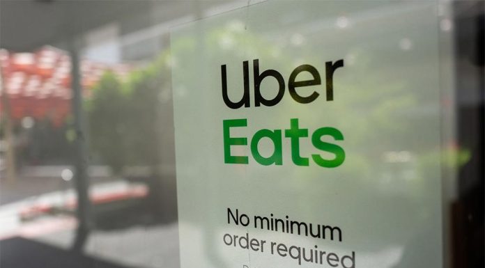 우버이츠, 식료품에 대한 미니멈 요금 도입 Popular deliver app Uber Eats has announced it will start charging for its grocery delivery services. (Nine)
