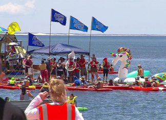 뉴캐슬 항구를 막은 기후 시위, 100명 이상 기소 Protest organiser Rising Tide said after initially continuing to kayak in formation in the channel, the protesters complied with officers and got on police boats. (9News)