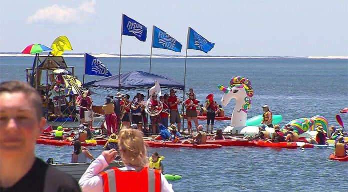 뉴캐슬 항구를 막은 기후 시위, 100명 이상 기소 Protest organiser Rising Tide said after initially continuing to kayak in formation in the channel, the protesters complied with officers and got on police boats. (9News)