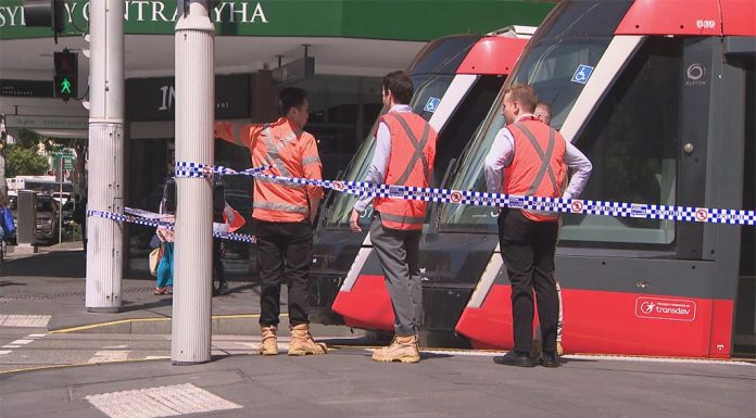 시드니 트램, 긴급 전선 수리로 운영 중단후, 정상 운행 The L2 Randwick and L3 Kingsford line services have been suspended after the wires fell on Rawson Place at Haymarket. (Nine)
