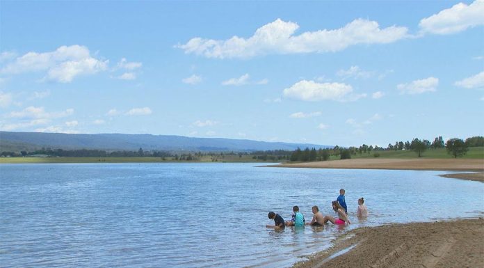 NSW정부, 시드니 서부에 새로운 해변 개장 The NSW government has struck a deal with Western Sydney Lakes to unlock a section of the beach usually off-limits to the public in Penrith. (Nine)
