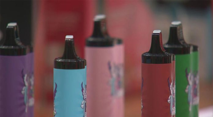 2024년부터 호주 일회용 전자담배 수입 불법화 The importation of disposable vapes will be illegal from January 1, 2024, as the first stage of the federal vaping reforms comes into effect. (9News)