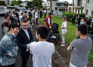 호주 주택 구매, 금리 인상에 중위 소득 3배 필요 The minimum wage required to comfortably afford a mortgage for the average house is now $182,000 – almost three times the median income. (Flavio BrancaleoneSMH)