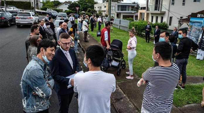 호주 주택 구매, 금리 인상에 중위 소득 3배 필요 The minimum wage required to comfortably afford a mortgage for the average house is now $182,000 – almost three times the median income. (Flavio BrancaleoneSMH)