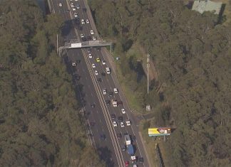 시드니 서부, 스프링클러 문제 이후 M8 고속도로 체증 There are major delays on the M8 motorway in south-east Sydney. (Nine)