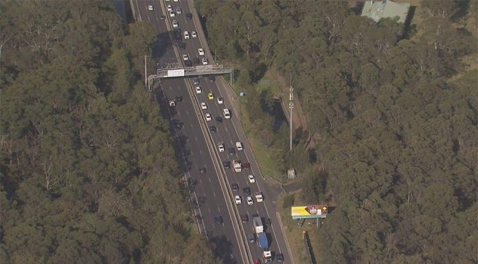 시드니 서부, 스프링클러 문제 이후 M8 고속도로 체증 There are major delays on the M8 motorway in south-east Sydney. (Nine)