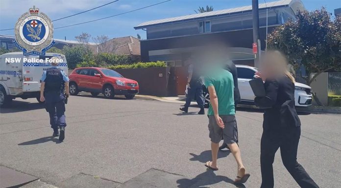 시드니 마사지 치료사, 강간혐의 받아 Video shows the arrest of the 67-year-old in Sydney's east. (NSW Police)