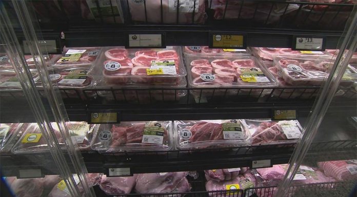 울워스, 쇼핑객 위한 ‘이른 크리스마스 선물’ 양고기 가격 인하 Woolworths has announced it is temporarily reducing the cost of lamb in the leadup to Christmas. (Nine)