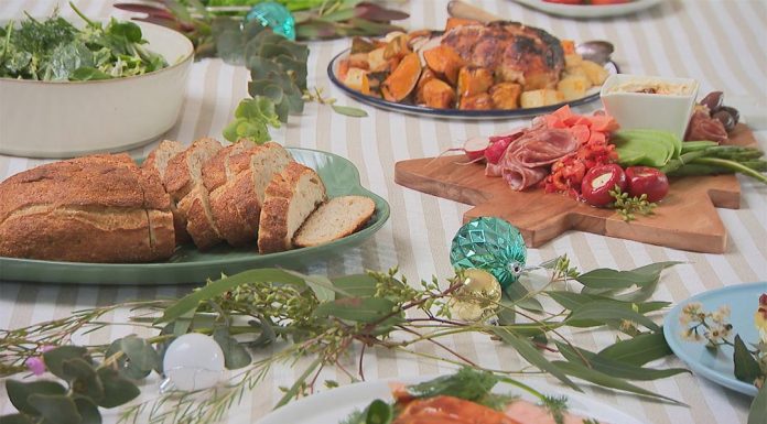 울워스, 100달러에 저렴한 크리스마스 메뉴 제공 Woolworths will offer customers a budget Christmas menu capable of feeding eight people for an affordable price, the supermarket has told 9News. (Nine)