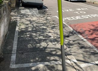 시드니 이너웨스트 주차장, 접근성 최악 A Sydney council has marked parking spaces on footpaths to allow for more parking. (Picture Twitter) (Twitter)