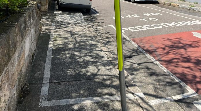 시드니 이너웨스트 주차장, 접근성 최악 A Sydney council has marked parking spaces on footpaths to allow for more parking. (Picture Twitter) (Twitter)