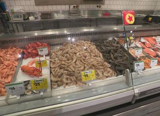 크리스마스 다가오면서 해산물 가격 하락 A large selection of prawns will be on offer from tomorrow at both Coles and Woolworths. (Nine)