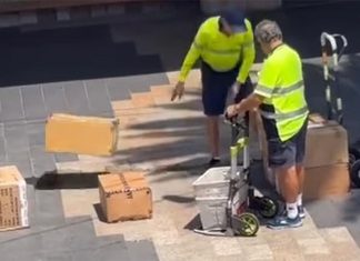 호주 우체국 직원, 택배 상자를 던지는 모습이 카메라에 잡혀 Australia Post confirmed to 9news.com.au that it is investigating the incident. (Instagram)
