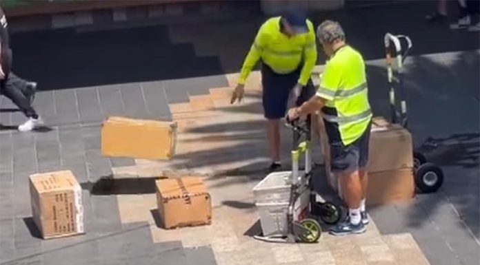 호주 우체국 직원, 택배 상자를 던지는 모습이 카메라에 잡혀 Australia Post confirmed to 9news.com.au that it is investigating the incident. (Instagram)