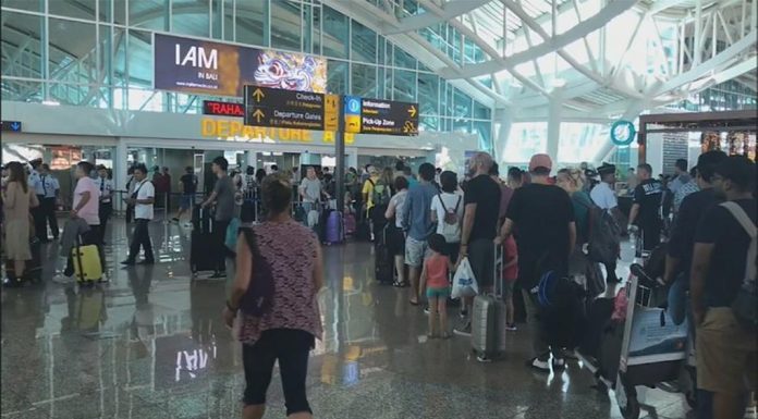 호주-발리 여행 시, 2024년 1월, 50달러 절약가능 Bali is to stop charging Aussie tourists a $50 visa fee. (Nine)