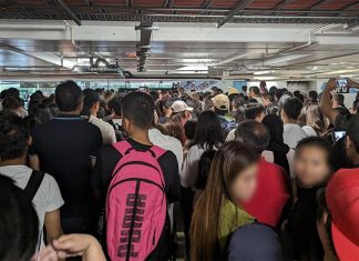 박싱데이 카오스 : 홈부시 DFO DFO Homebush on Boxing Day. Picture Reddit.