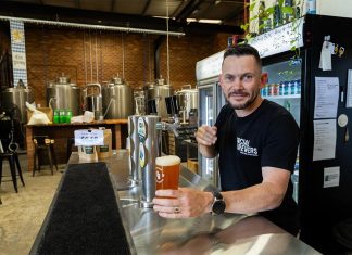 고물가 고금리 생활비 압박에 우울한 크리스마스 Like many NSW business owners, Beau Curtis from The Social Brewers in Mortdale is expecting a subdued Christmas.CREDITPHOTO EDWINA PICKLES SMH