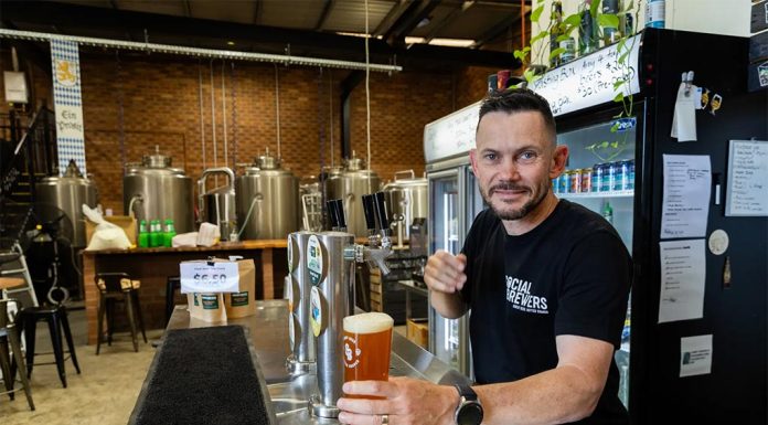 고물가 고금리 생활비 압박에 우울한 크리스마스 Like many NSW business owners, Beau Curtis from The Social Brewers in Mortdale is expecting a subdued Christmas.CREDITPHOTO EDWINA PICKLES SMH