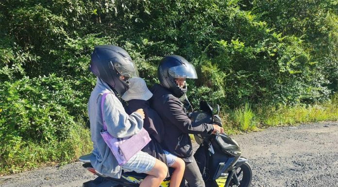 NSW 남성 헬멧 없이 8살짜리와 오토바이타고, 1,161달러 벌금 물어 Police said the 43-year-old man was travelling on Manns Road, West Gosford last Friday morning, when he allegedly saw officers doing roadside breath testing up ahead and tried to evade them. (NSW Highway Patrol).jpg