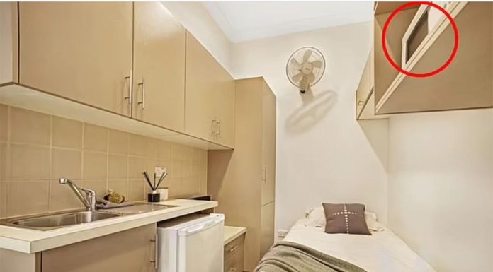 NSW 뉴캐슬 소형 아파트, 침대 위에 전자렌지 The microwave located above the bed has caused quite a stir online. Picture Domain