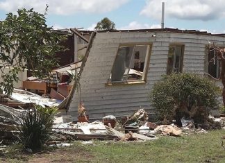 호주 동부, 크리스마스 이브부터 박싱데이까지 폭풍 피해 심해 A home destroyed by wild weather at the Gold Coast. (9News)