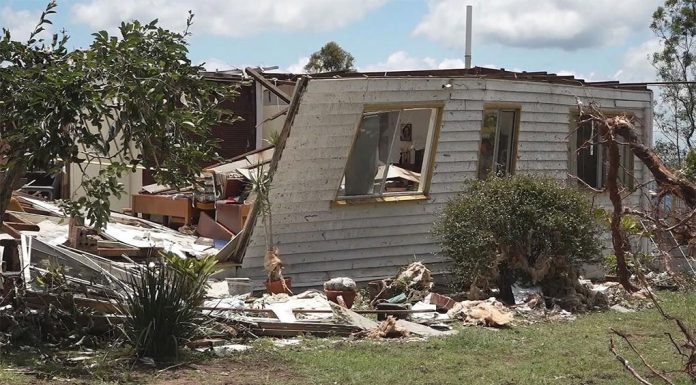 호주 동부, 크리스마스 이브부터 박싱데이까지 폭풍 피해 심해 A home destroyed by wild weather at the Gold Coast. (9News)