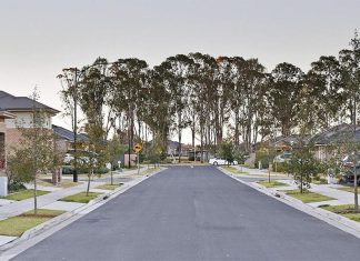 개발업체, 시드니 교외의 침몰하는 주택 12채 이상을 철거 A street in Jordan Springs. Eighteen homes in Jordan Springs East will be demolished. (LendleaseFacebook)