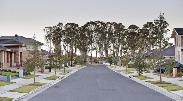 개발업체, 시드니 교외의 침몰하는 주택 12채 이상을 철거 A street in Jordan Springs. Eighteen homes in Jordan Springs East will be demolished. (LendleaseFacebook)